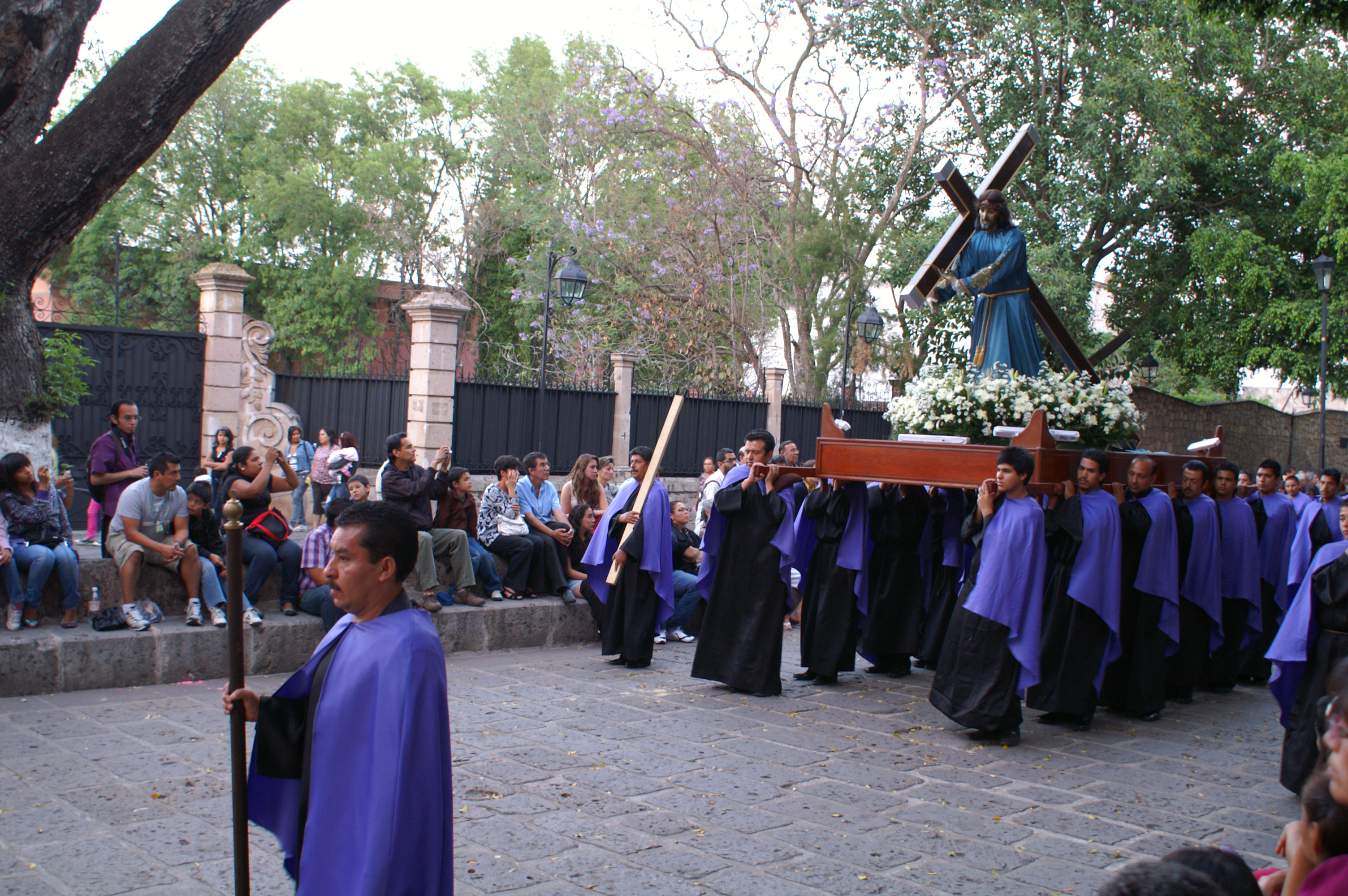 Процессия молчания - похоронная процессия в пятницу вечером перед Пасхой